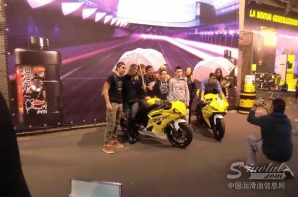 埃尼亮相米兰摩托展 是什么让小赛车手们爱