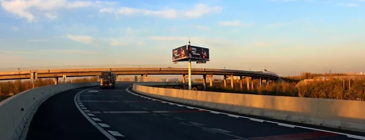 张丰毅代言汉地润滑油硬广出街 实力演绎“