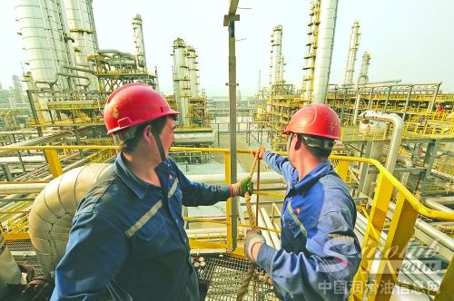 施工人员在芳烃联合装置上拆卸脚手架