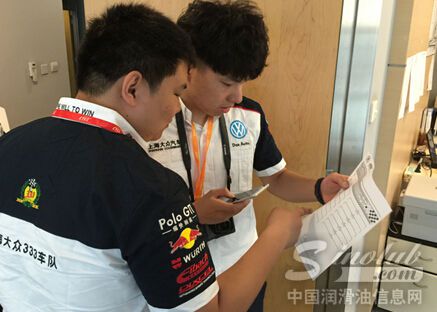 此次长城润滑油CTCC在上海国际赛车场聚集了大批热爱赛车运动的车迷朋友，掀起了今年赛事的第一个高潮。在助威团之外，长城润滑油还邀请了一位幸运车迷到上海大众333车队体验一天志愿者工作，让车迷朋友不只停留在观赛的层面，更能够进入车队深入体验。志愿者换上车队的工作服装后，就成为车队的一员开始一天的工作。从到组委会领取比赛信息，为车队举旗，再到比赛之前的各种准备工作，志愿者成为车队的一员，比赛前和车队一起紧张的准备，比赛中也一同为车手加油。这样的体验活动获得热烈的反响。同时长城润滑油也呼吁更多爱车，爱刺激的朋友加入进来。6月21日比赛第三站将来到上海佘山天马赛车场，据悉，上海佘山站的比赛有可能会成为CTCC历史上首个夜赛分站，十分令人期待!