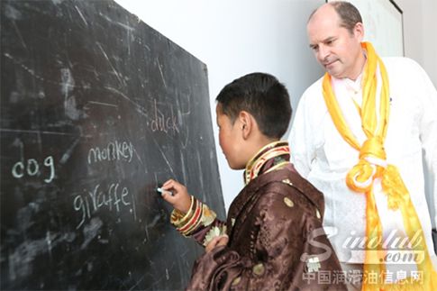 道达尔润滑油(中国)董事总经理戴伟明先生亲自教授英语课程