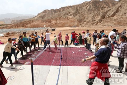 道达尔爱心小组与孩子们的羽毛球互动课