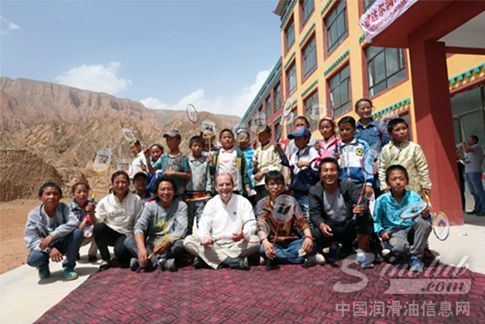 道达尔润滑油（中国）董事总经理戴伟明先生与师生们的亲密互动