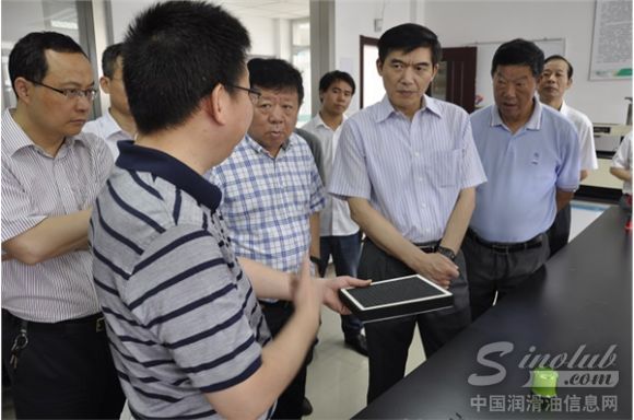 石俊峰董事长向黄澜副市长介绍龙蟠最新的研发成果