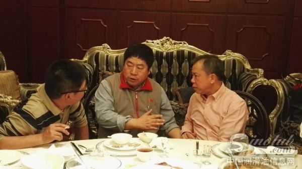 中华石化董事长姚旗和雅富顿亚太区销售总监、中国区总经理冯永明及北京泽华凯泰公司总经理任宝东在宴会上深入交流